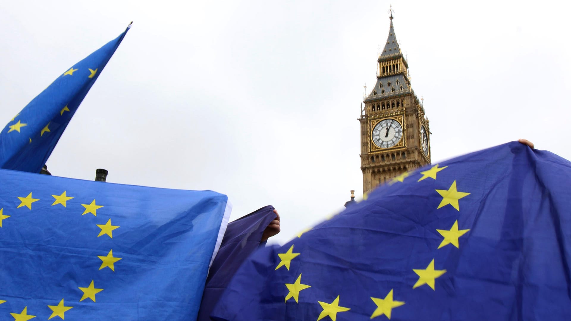 Brexit-Gegner demonstrieren mit EU-Flaggen vor dem Parlament in London.