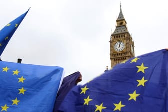 Brexit-Gegner demonstrieren mit EU-Flaggen vor dem Parlament in London.