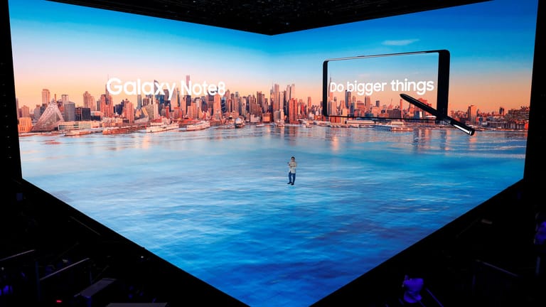 Samsungs Mobil-Chef Koh Dong-jin stellt das Galaxy Note 8 in New York vor.