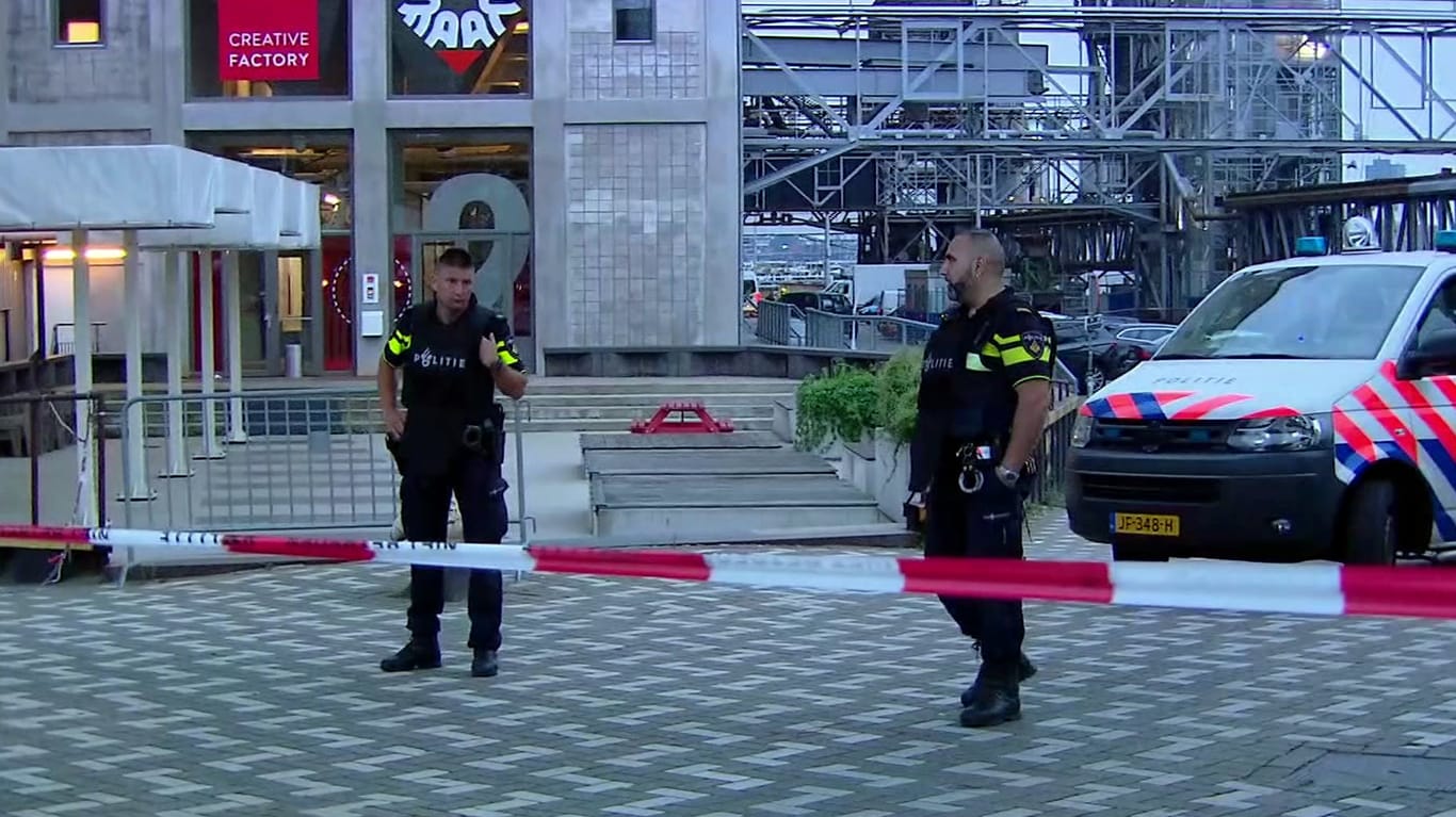 Polizisten riegeln die Zufahrt zum Veranstaltungsort in Rotterdam ab.