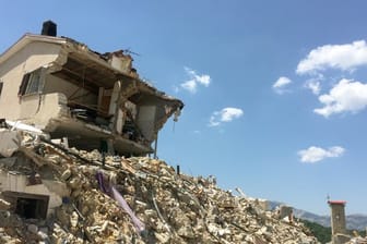 Blick auf Trümmer in der Sperrzone des Zentrums der zerstörten Stadt Amatrice, aufgenommen am 01.