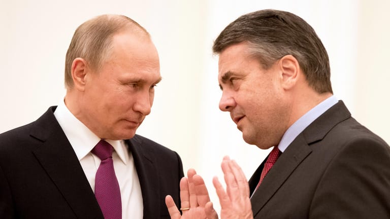 Außenminister Sigmar Gabriel soll sich mit Wladimir Putin und Altkanzler Gerhard Schröder zum Abendessen getroffen haben.