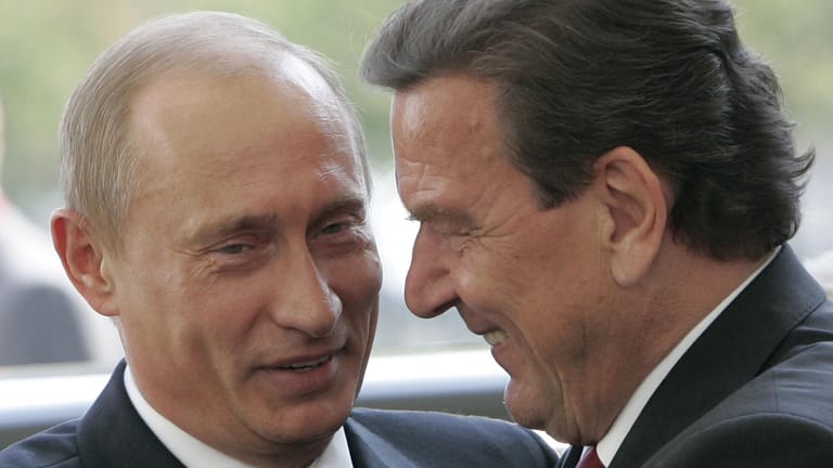 Altkanzler Gerhard Schröder und Russlands Präsident Wladimir Putin.