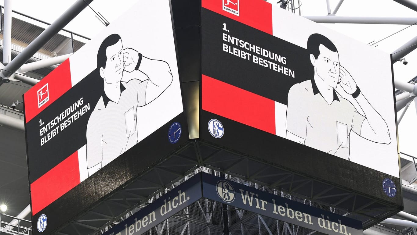 In der Arena auf Schalke wird die Entscheidung des Video-Schiedsrichters beim ersten Spiel gegen RB Leipzig angezeigt.
