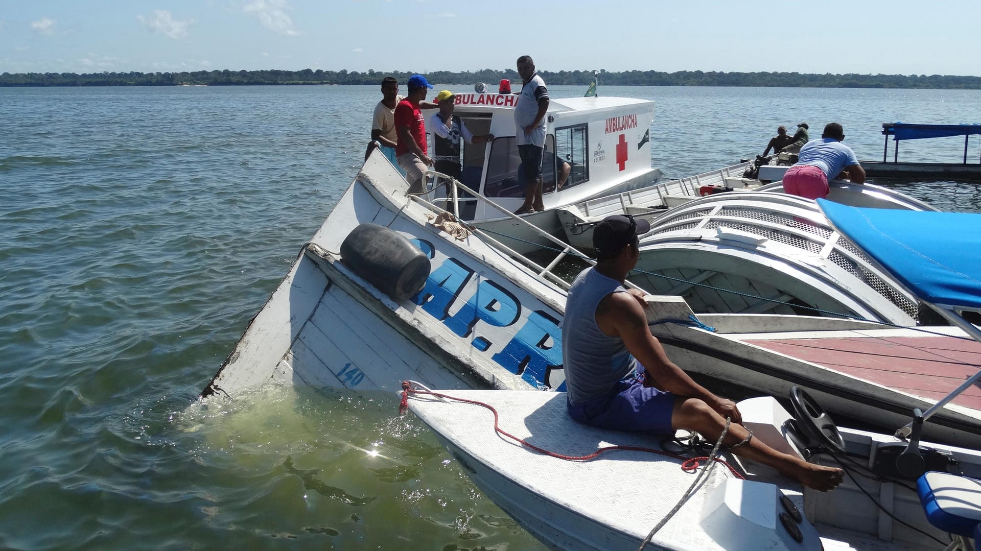Ein Rettungsboot eilt dem sinkenden Schiff "Comandante Ribeiro" auf dem Xingu-Fluss zur Hilfe. Ein Rettungsboot eilt dem sinkenden Schiff "Comandante Ribeiro" auf dem Xingu-Fluss zur Hilfe.