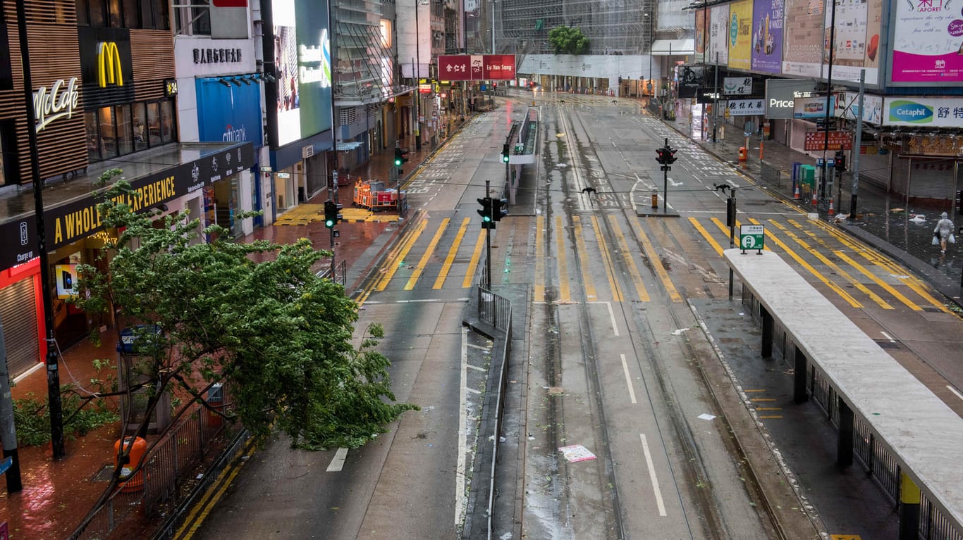 Eine menschenleere Einkaufsstraße im Ortsteil Causeway Bay in Hongkong.