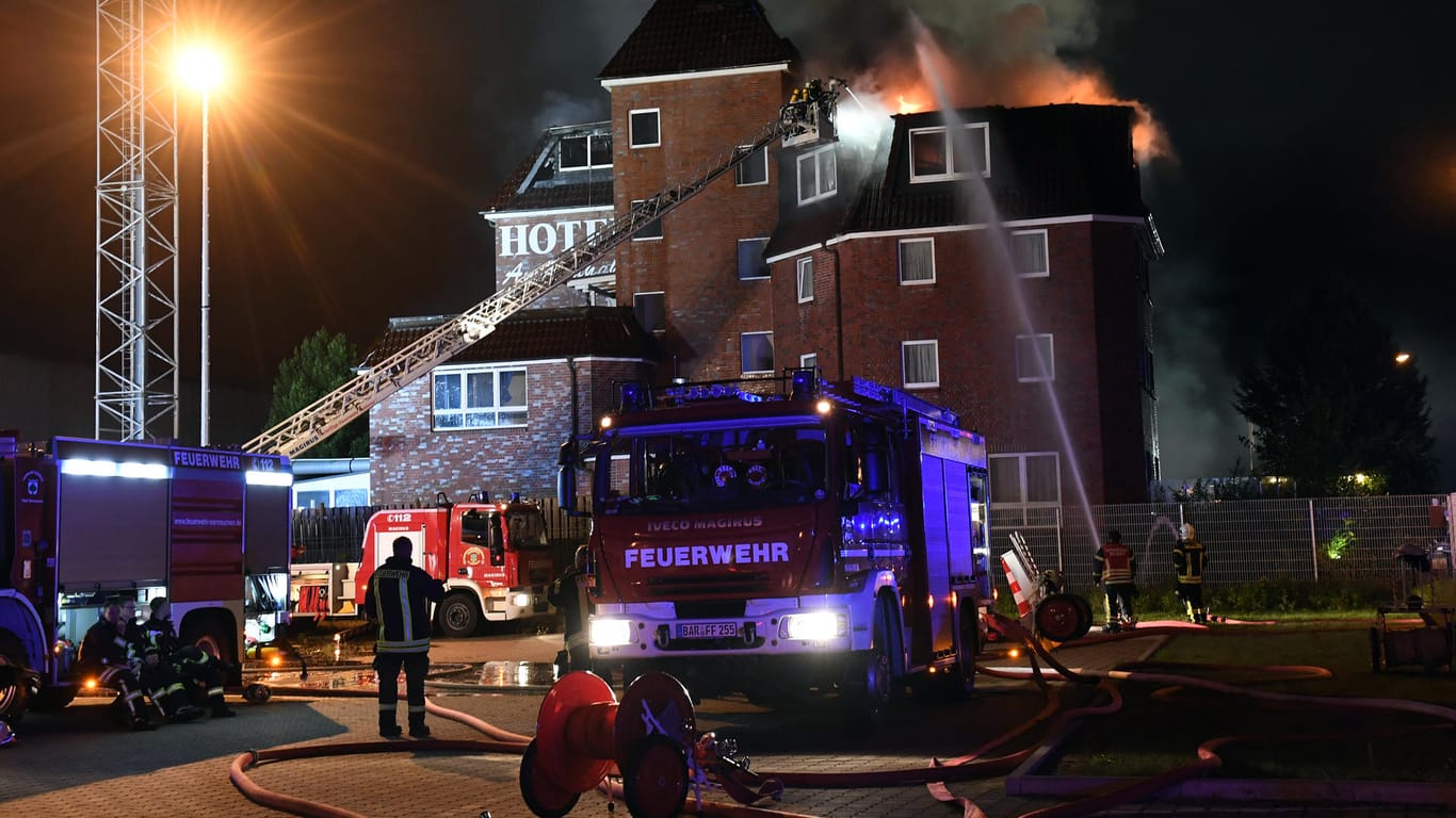 Feuerwehrleute löschen in Ahrensfelde den Brand eines Hotels. 147 der 300 Gäste haben das Angebot angenommen übergangsweise in einem Kindergarten zu übernachten.