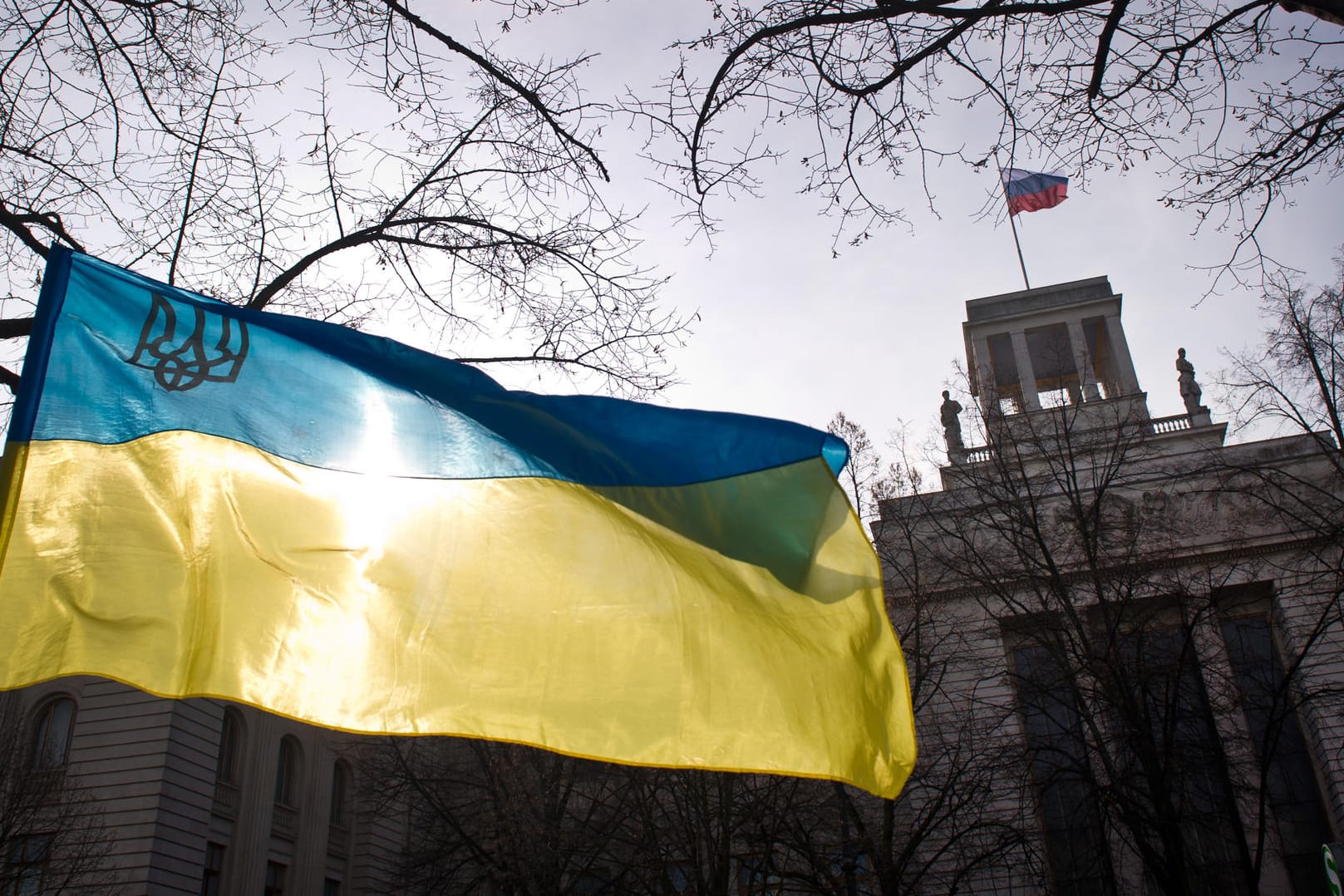 Die ukrainische Flagge ist in Berlin am Rande einer Demonstration vor der russischen Botschaft zu sehen.