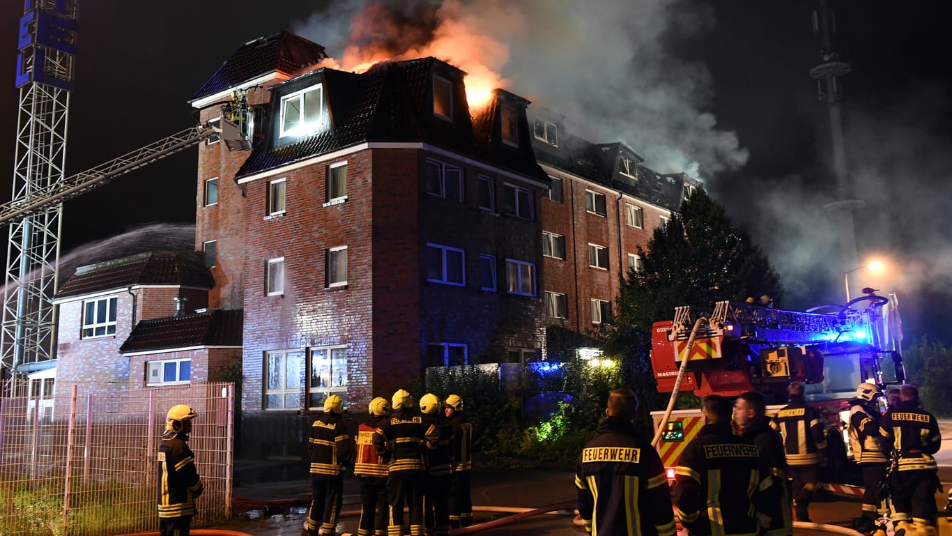 Feuerwehrleute löschenin Ahrensfelde bei Berlin den Brand eines Hotels.