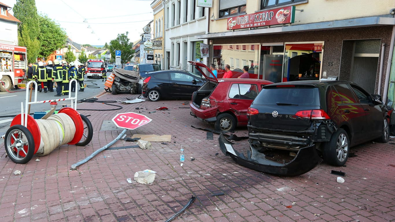 Ein Bild der Verwüstung bietet sich in Saarwellingen, nachdem ein 26 Jahre alter Mann aufgrund gesundheitlicher Probleme ungebremst gegen einen Wagen raste.