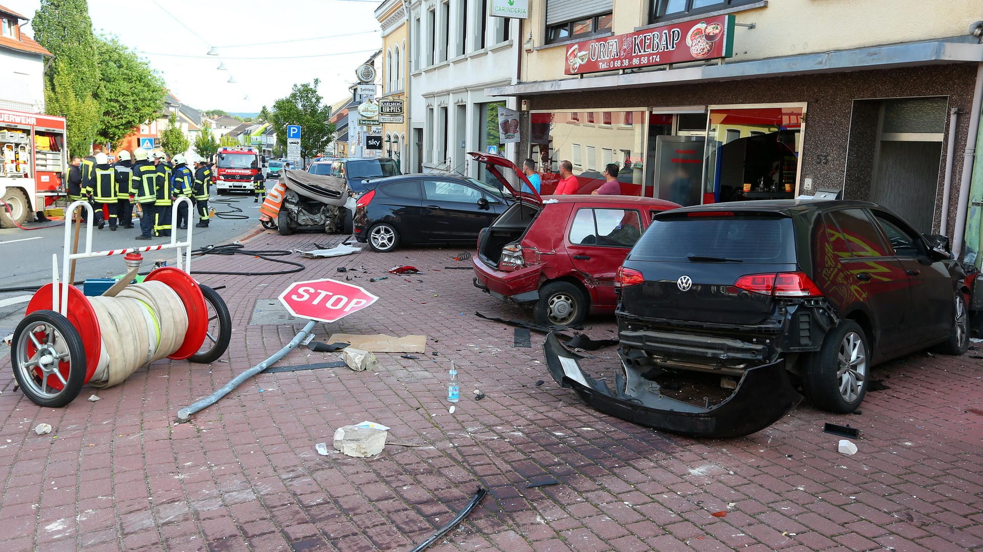 Ein Bild der Verwüstung bietet sich in Saarwellingen, nachdem ein 26 Jahre alter Mann aufgrund gesundheitlicher Probleme ungebremst gegen einen Wagen raste. Ein Bild der Verwüstung bietet sich in Saarwellingen, nachdem ein 26 Jahre alter Mann aufgrund gesundheitlicher Probleme ungebremst gegen einen Wagen raste.