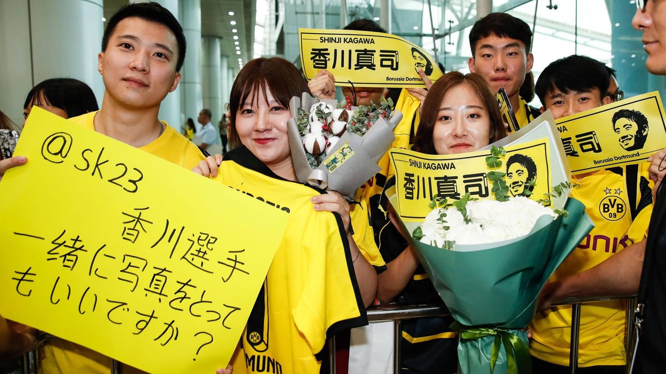 Fans empfangen den BVB bei der China-Reise im Juli in Guangzhou.