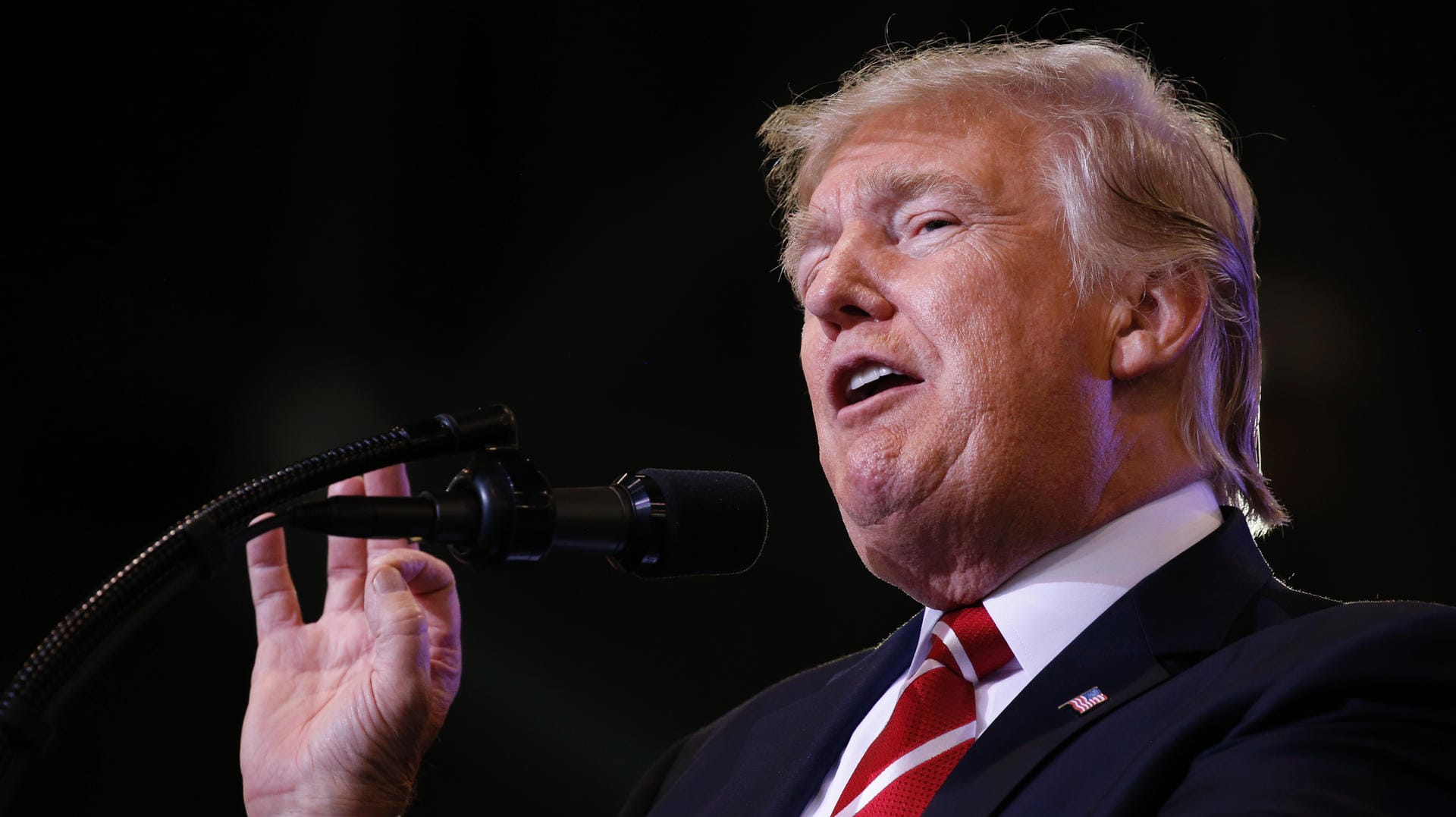 US-Präsident Donald Trump bei einer Rede vor Anhängern in Phoenix (US-Staat Arizona). US-Präsident Donald Trump bei einer Rede vor Anhängern in Phoenix (US-Staat Arizona).