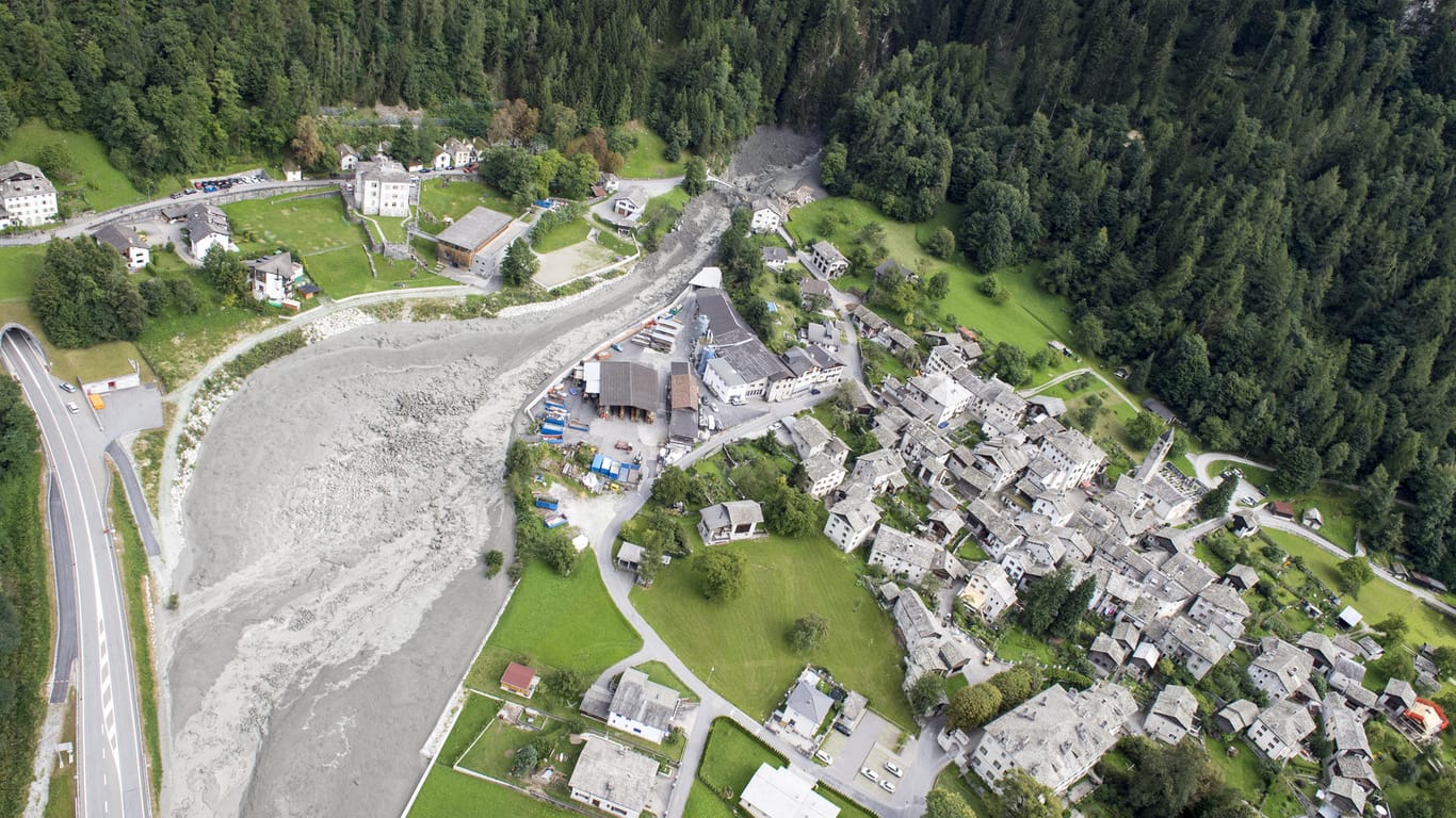 Schlamm und Gesteinsbrocken liegen in Bondo im Kanton Graubünden.