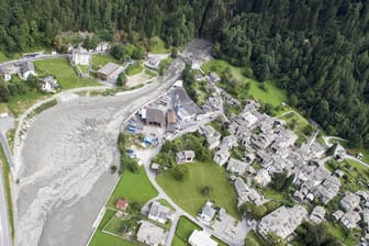 Schlamm und Gesteinsbrocken liegen in Bondo im Kanton Graubünden.