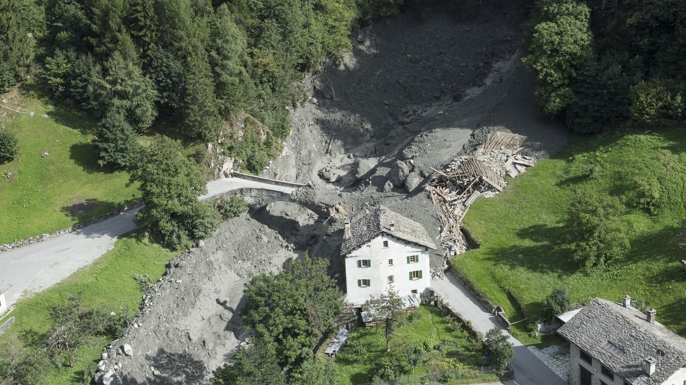 Ein gewaltiger Bergrutsch hat den Ort Bondo in der Schweiz getroffen.