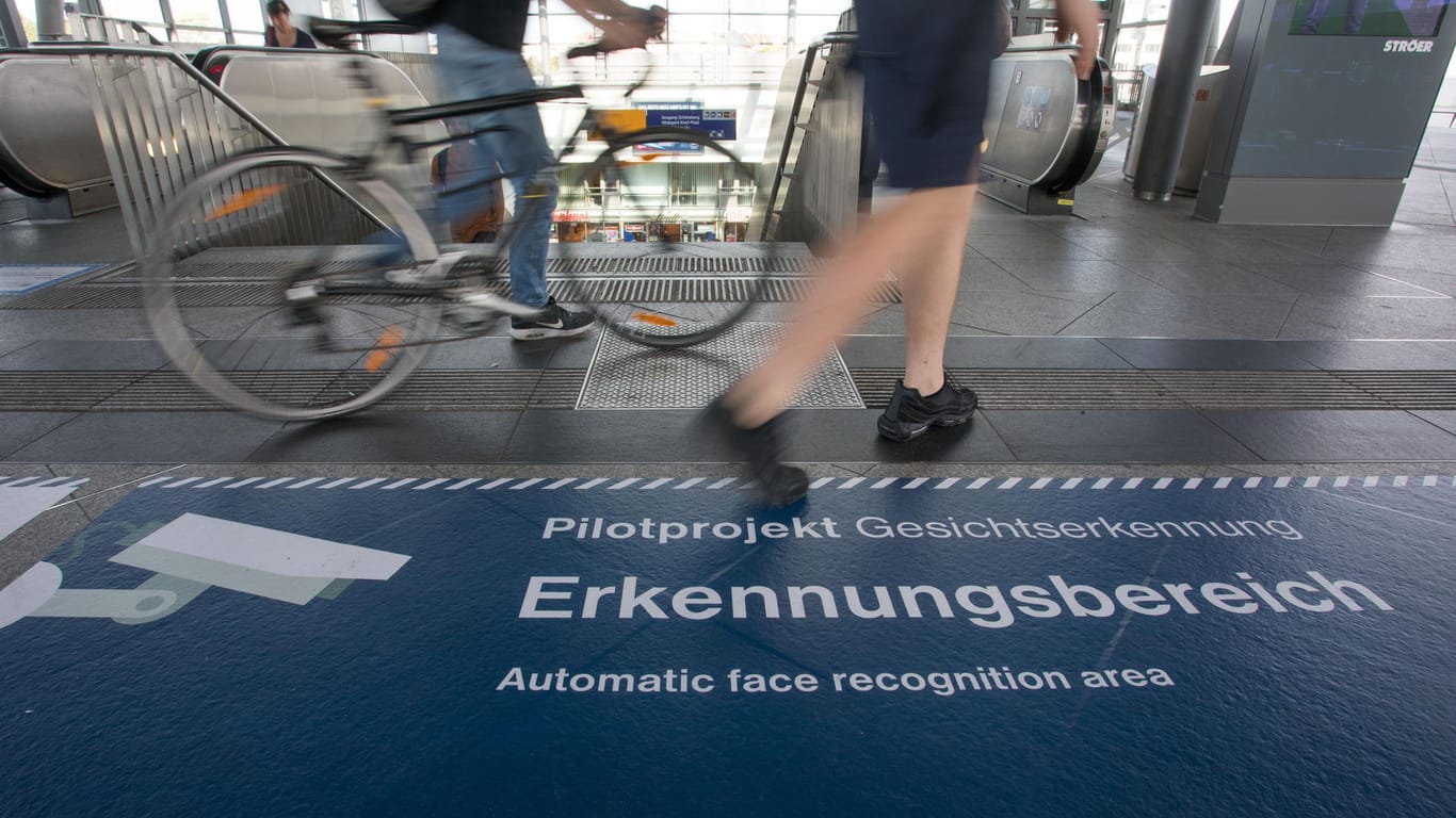 Ein Aufkleber weist im Bahnhof Südkreuz in Berlin auf das Pilotenprojekt des Bundesinnenministeriums hin.