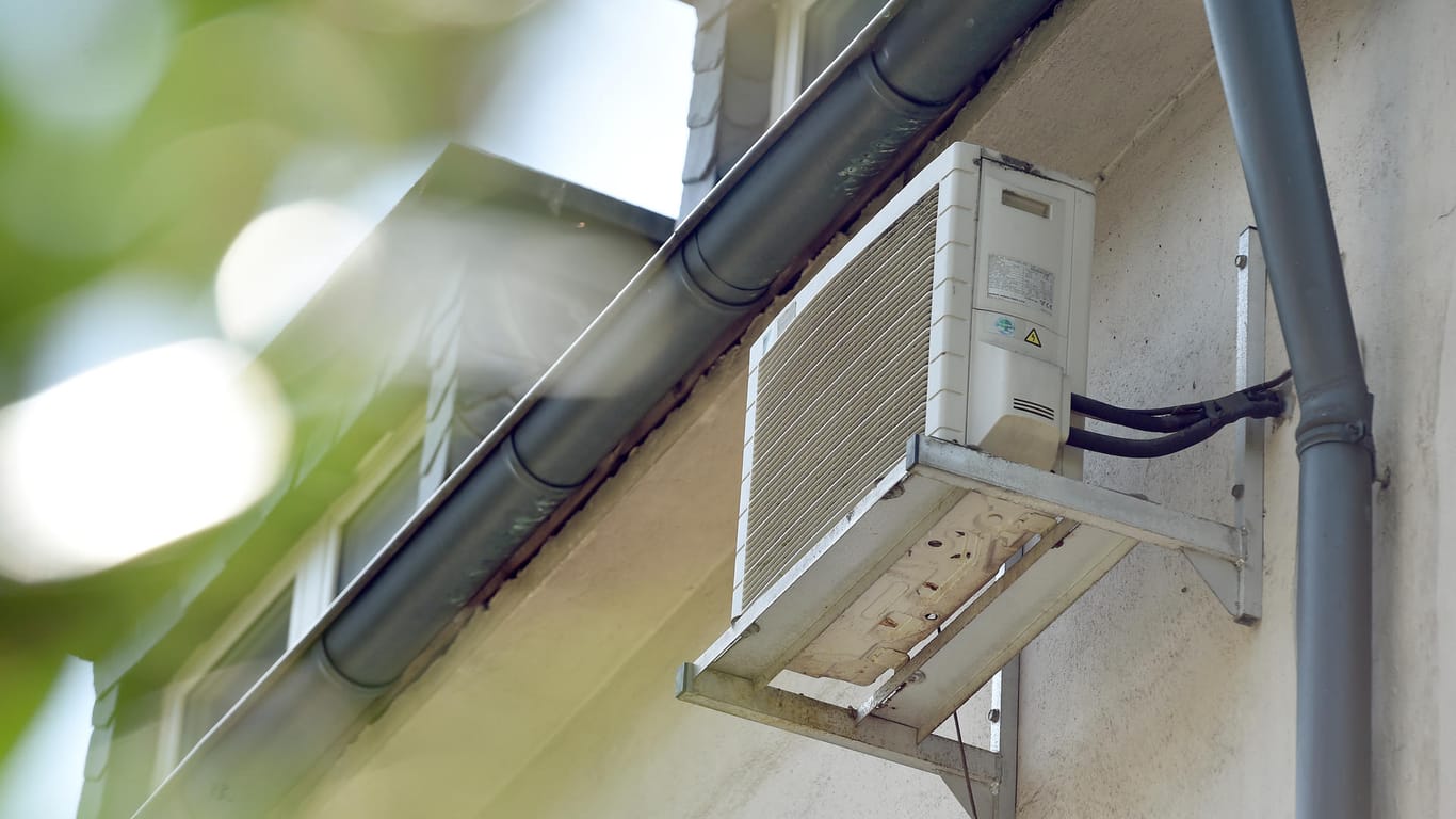 Eine konventionelle Klimaanlage hängt in Essen (Nordrhein-Westfalen) an der Hauswand eines Mehrfamilienhauses.