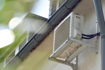 Eine konventionelle Klimaanlage hängt in Essen (Nordrhein-Westfalen) an der Hauswand eines Mehrfamilienhauses.
