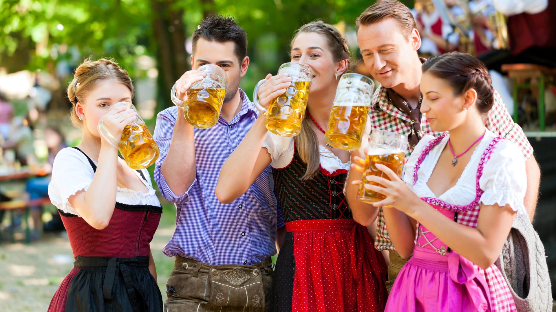 Auf dem Oktoberfest tun sie es alle: Dirndl und Lederhose sind Einheitsuniform für Feiernde auf der Münchner Wiesn und ähnlichen Festen in anderen Städten geworden.