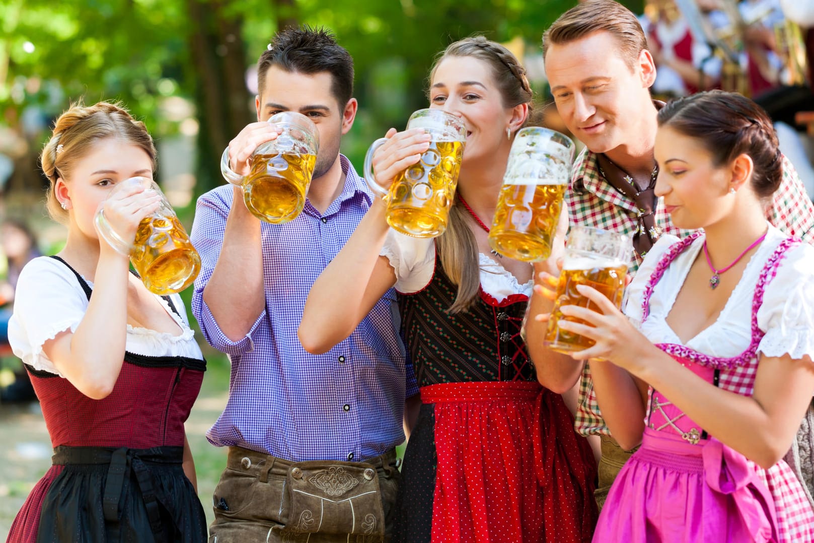 Auf dem Oktoberfest tun sie es alle: Dirndl und Lederhose sind Einheitsuniform für Feiernde auf der Münchner Wiesn und ähnlichen Festen in anderen Städten geworden.