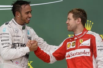 Sebastian Vettel (r.) und Lewis Hamilton liefern sich ein spannendes Rennen um den WM-Titel.