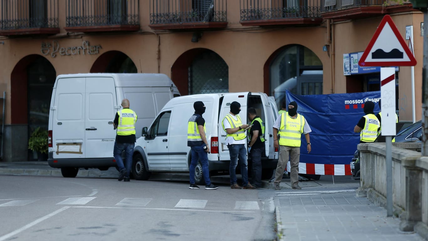 Polizisten bei einem Einsatz in der Stadt Ripoll nördlich von Barcelona, wo die Mitglieder der Terrorzelle lebten.
