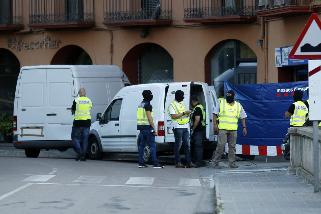 Polizisten bei einem Einsatz in der Stadt Ripoll nördlich von Barcelona, wo die Mitglieder der Terrorzelle lebten.