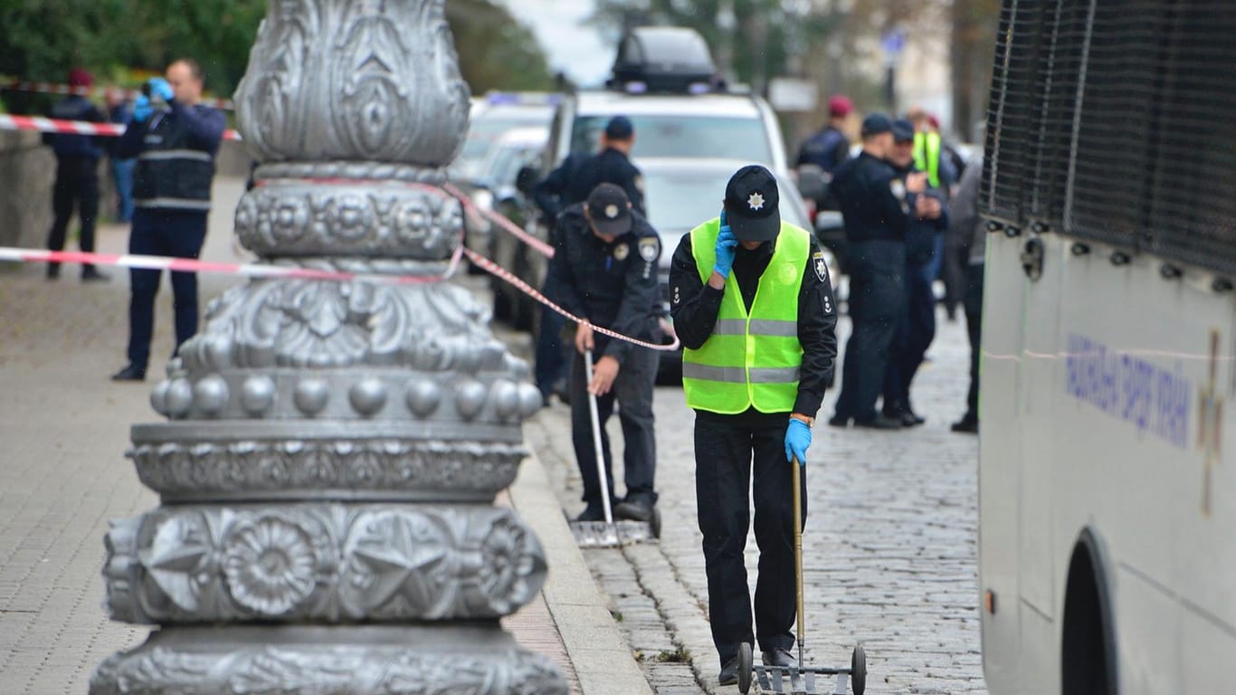 Polizeibeamte untersuchen den Tatort in Kiew.