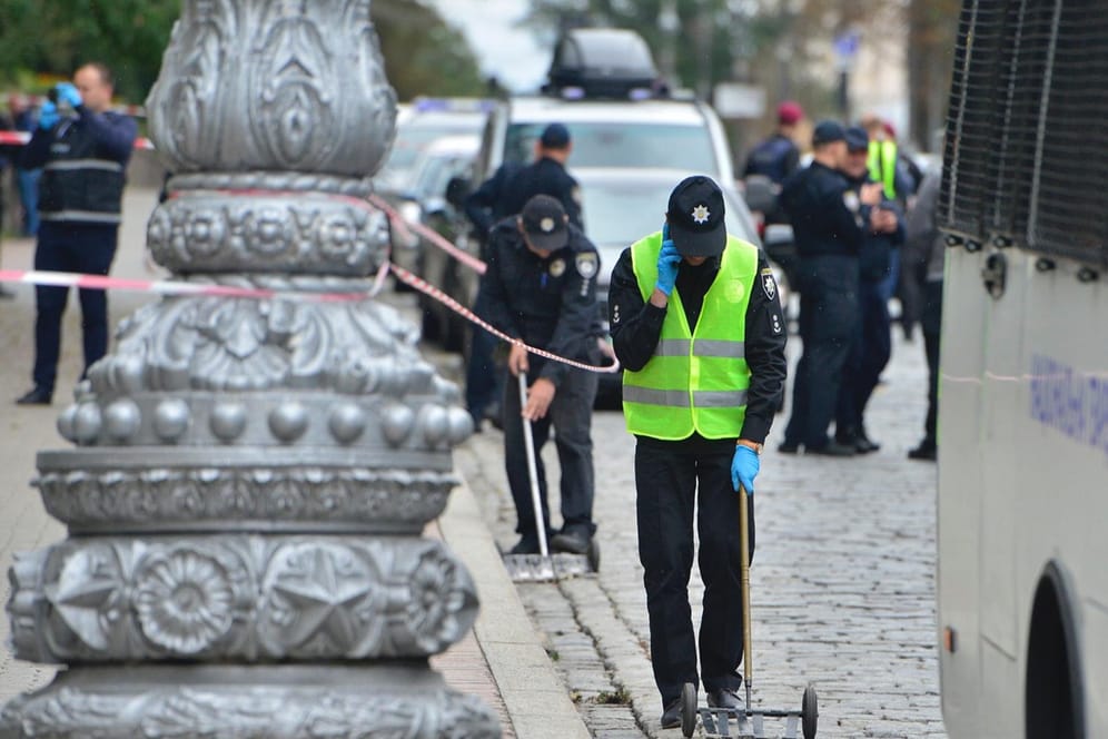 Polizeibeamte untersuchen den Tatort in Kiew.