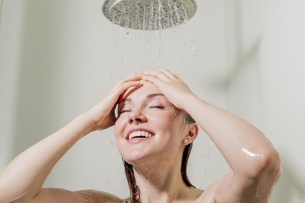 Die Kosten für die tägliche 5-Minuten-Dusche summieren sich auf 91 Euro pro Jahr.