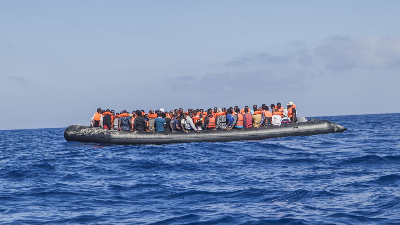 Ein Schlauchboot mit 129 Flüchtlingen an Bord vor der libyschen Küste im Mittelmeer.