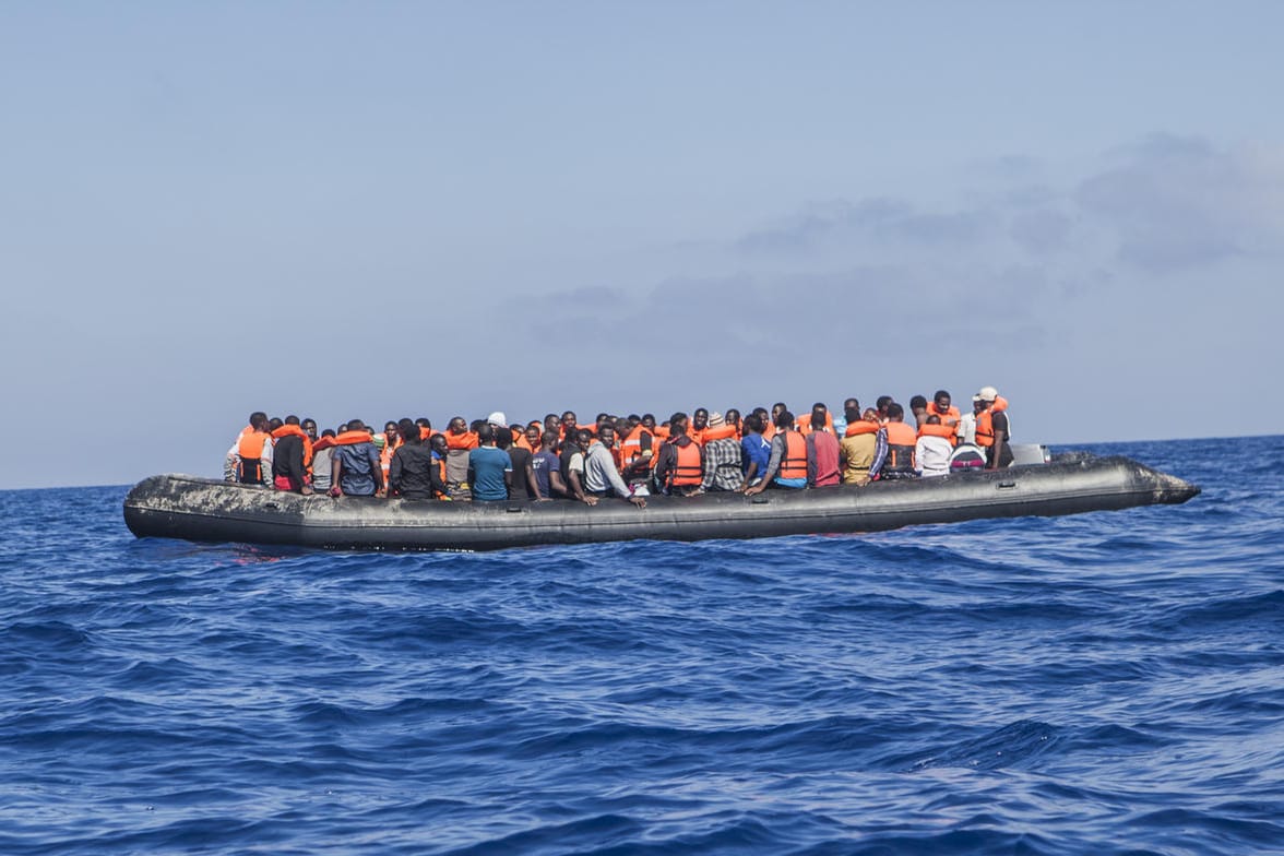 Ein Schlauchboot mit 129 Flüchtlingen an Bord vor der libyschen Küste im Mittelmeer.