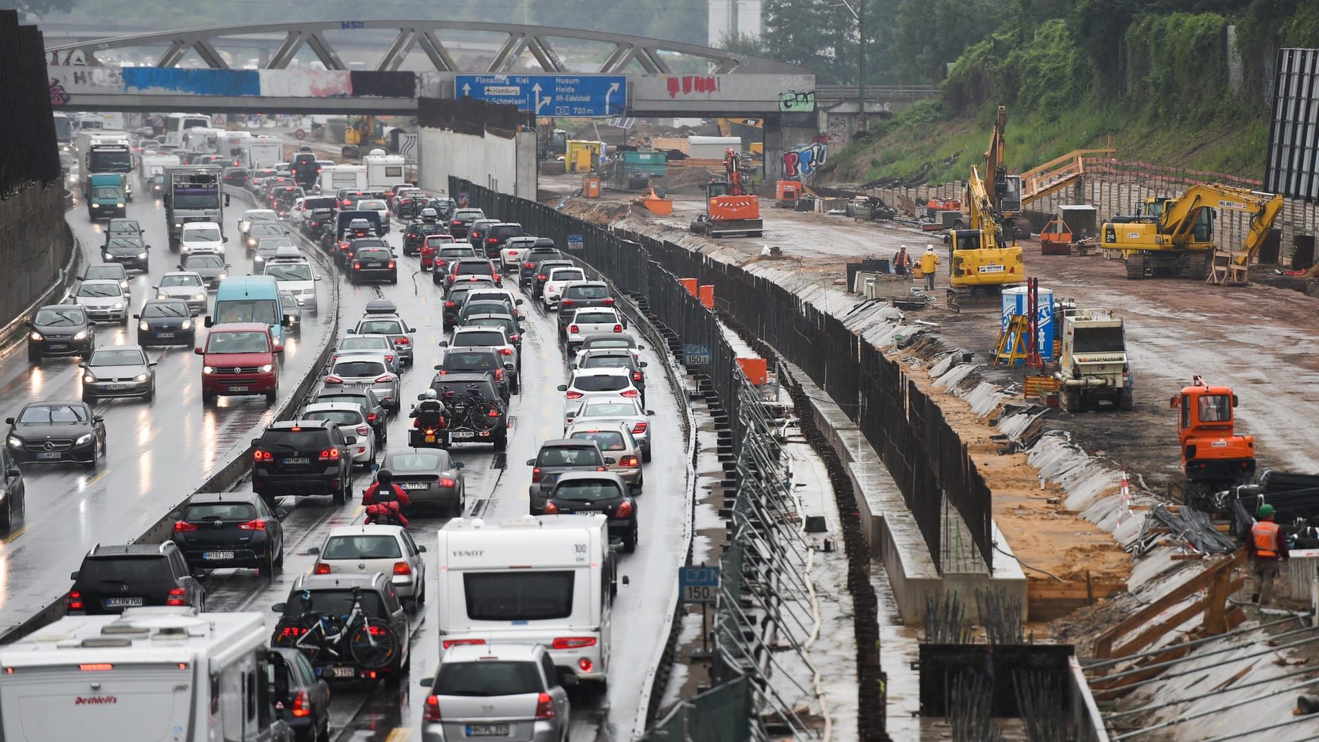 Stau an einer Baustelle auf der A7. Auch Hamburg droht eine Klage der Deutschen Umwelthilfe, weil die Stickstoffdioxid-Grenzwerte deutlich überschritten werden.