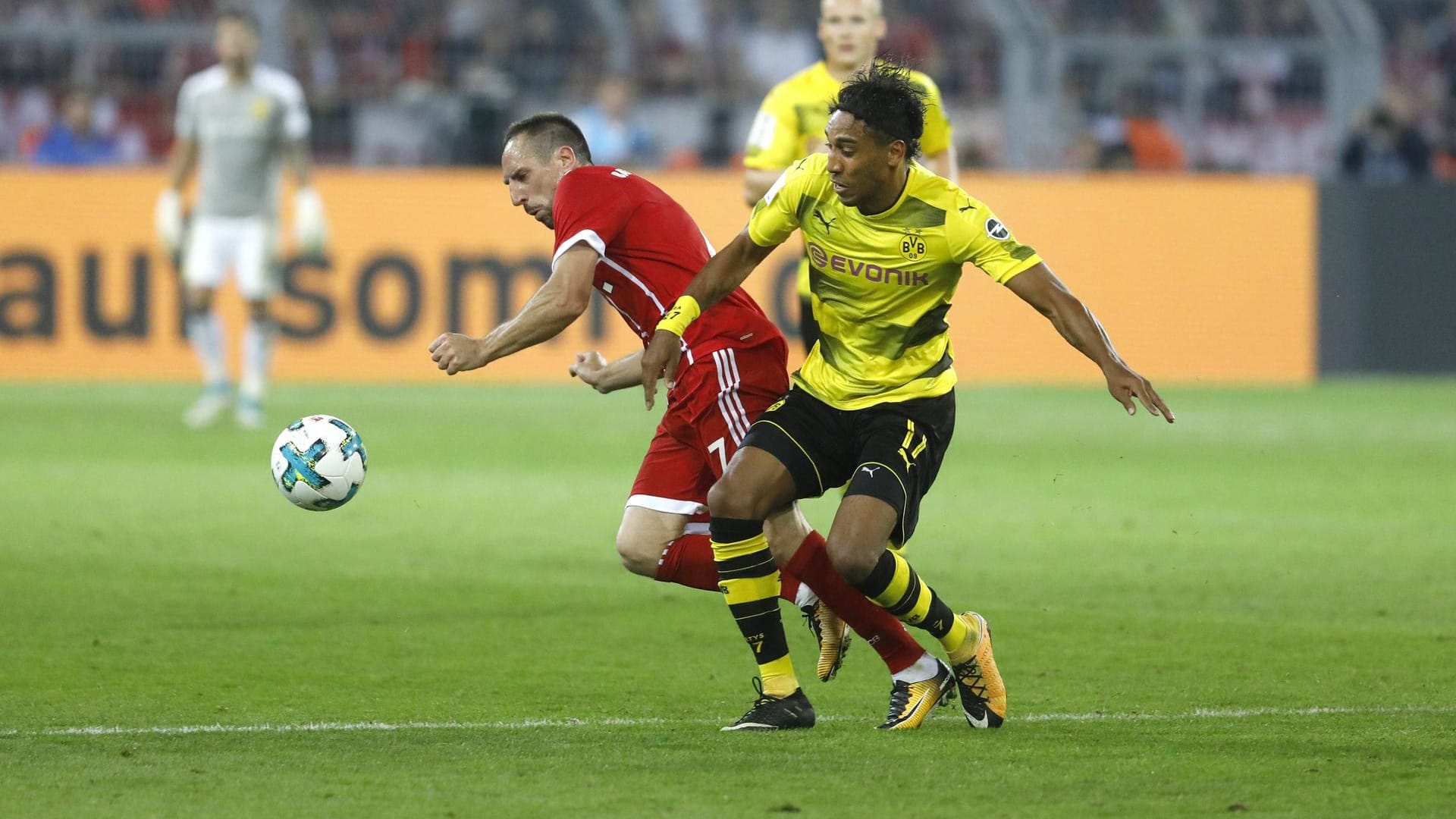 Dortmunds Aubameyang (rechts) trifft mit seinem Team auf Real, Franck Ribéry (rot) und der FC Bayern bekommen es mit PSG zu tun.