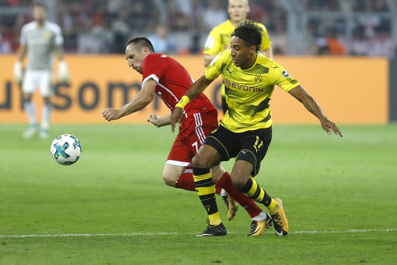 Dortmunds Aubameyang (rechts) trifft mit seinem Team auf Real, Franck Ribéry (rot) und der FC Bayern bekommen es mit PSG zu tun.