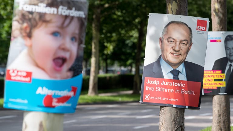 Vier Wochen vor der Bundestagswahl haben Union und SPD nach dem neuen ARD-"Deutschlandtrend" an Zustimmung verloren, die AfD gewinnt hingegen zu.