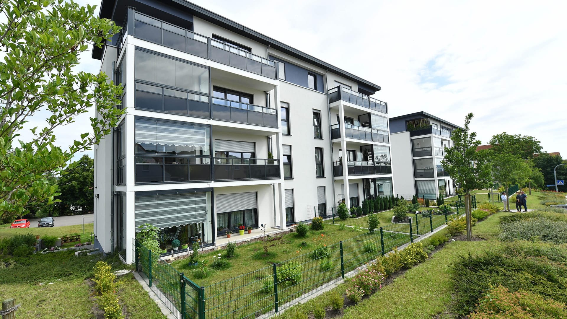 Ein neues Mietshaus der Wohnungsbaugenossenschaft Fortschritt, aufgenommen in Sondershausen (Thüringen). Die Solarzellen auf dem Dach könnten rein rechnerisch fast die Hälfte des Strombedarfs der rund zwei Dutzend Haushalte im Mieterstrom-Projekt abdecken.