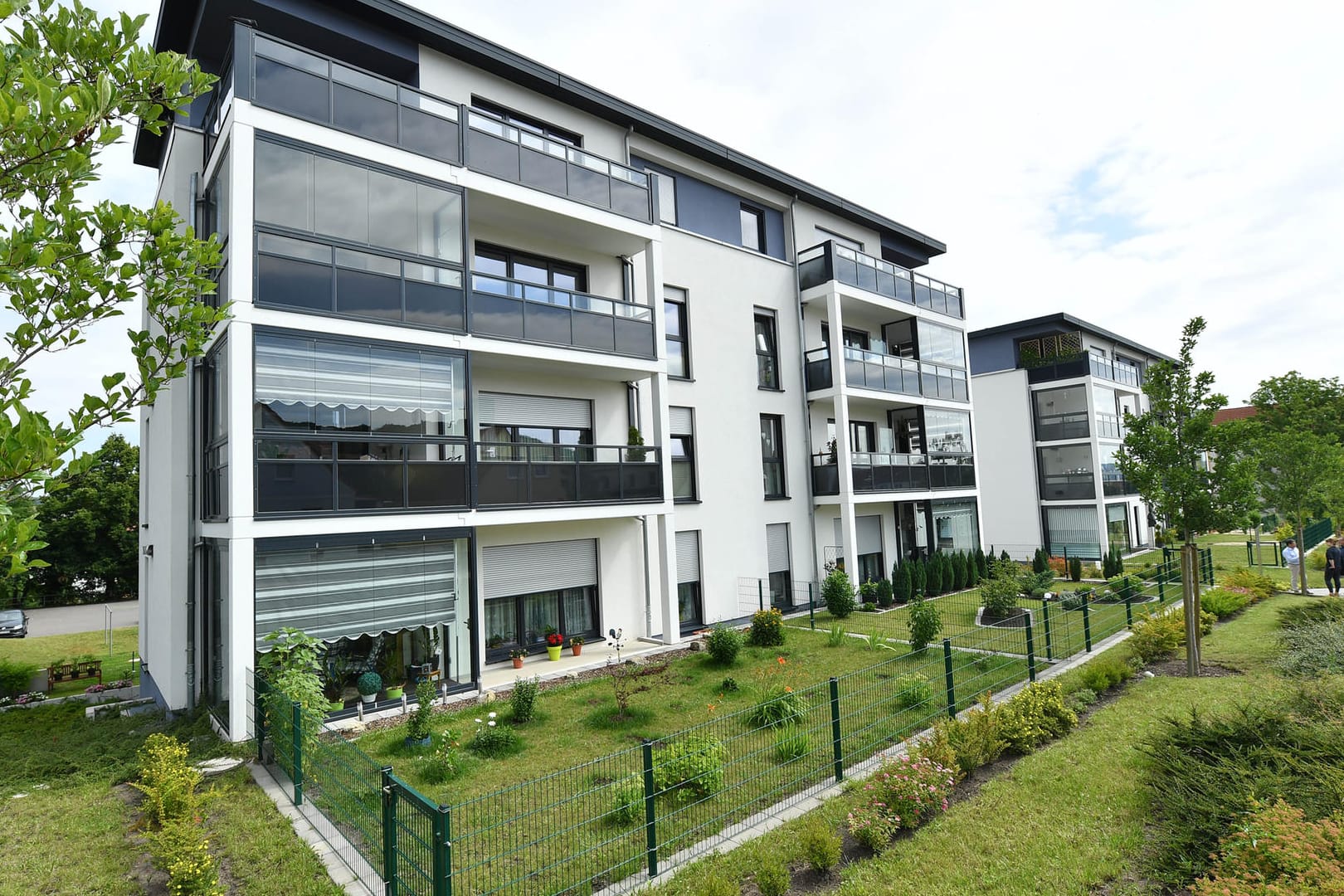 Ein neues Mietshaus der Wohnungsbaugenossenschaft Fortschritt, aufgenommen in Sondershausen (Thüringen). Die Solarzellen auf dem Dach könnten rein rechnerisch fast die Hälfte des Strombedarfs der rund zwei Dutzend Haushalte im Mieterstrom-Projekt abdecken.