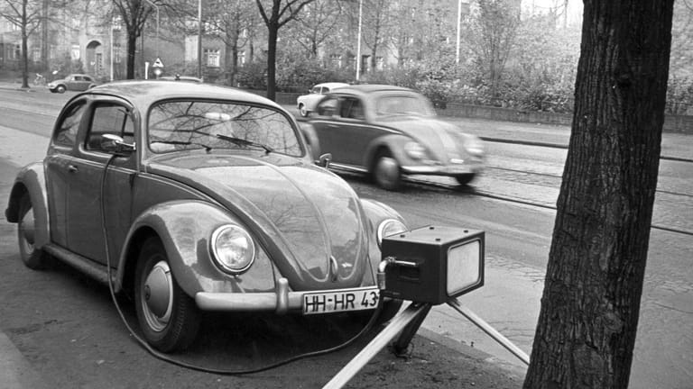Blitz-Marathon: Eine Radarfalle im Einsatz in Hamburg im Jahr 1958.