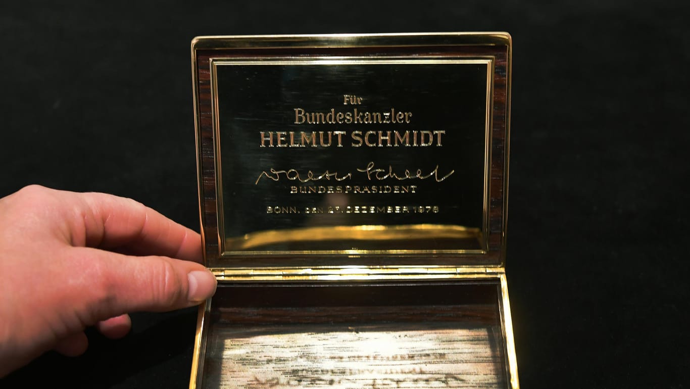 Die Zigarettenschatulle von Ex-Bundeskanzler Helmut Schmidt wird im Auktionshaus Schloss Ahlden (Niedersachsen) präsentiert. Die Dose trägt den Bundesadler als Relief, die Inschriften "Einigkeit, Recht, Freiheit".