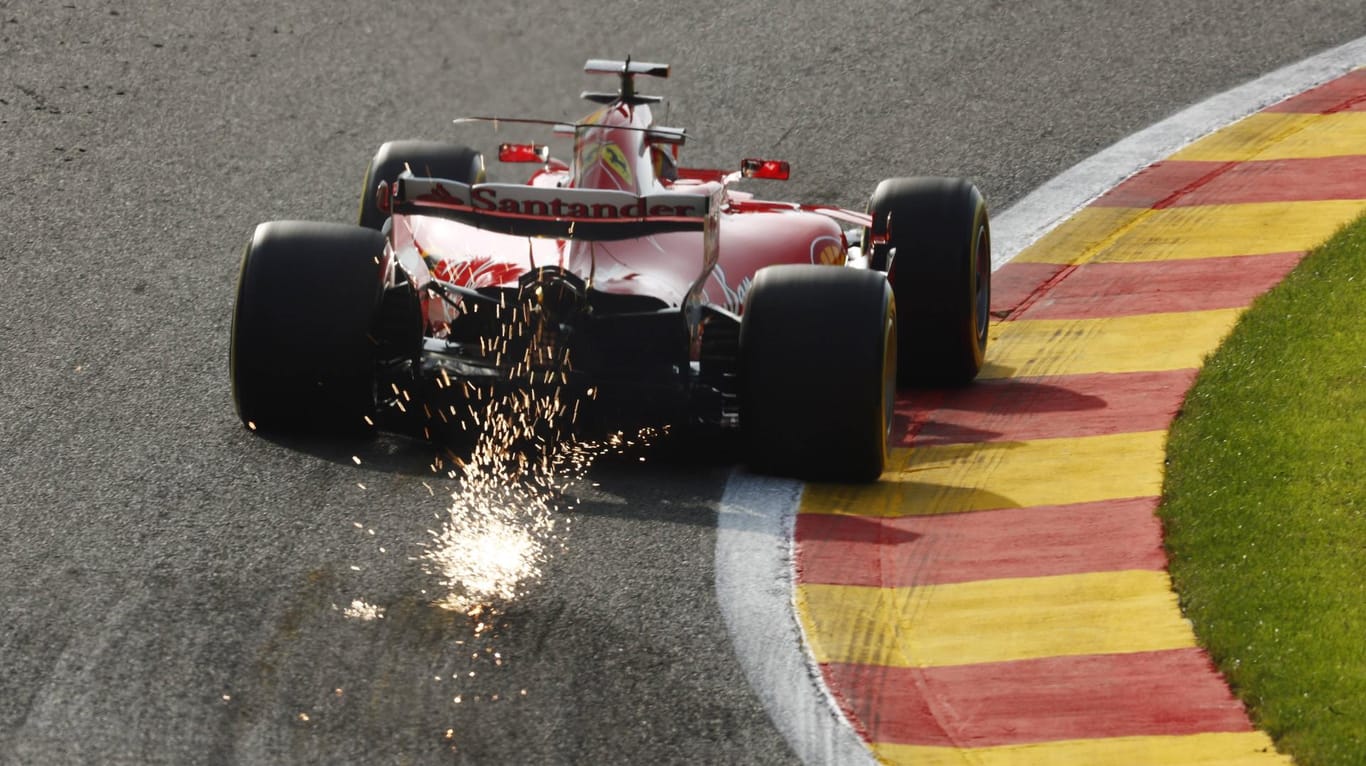 Sebastian Vettel rast im 1. Freien Training in Spa – knapp hinter Lewis Hamilton – auf den dritten Platz. Kimi Räikkönen ist Schnellster.