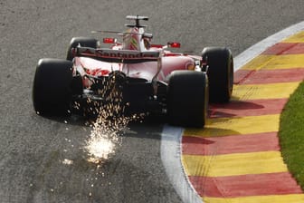 Sebastian Vettel rast im 1. Freien Training in Spa – knapp hinter Lewis Hamilton – auf den dritten Platz. Kimi Räikkönen ist Schnellster.