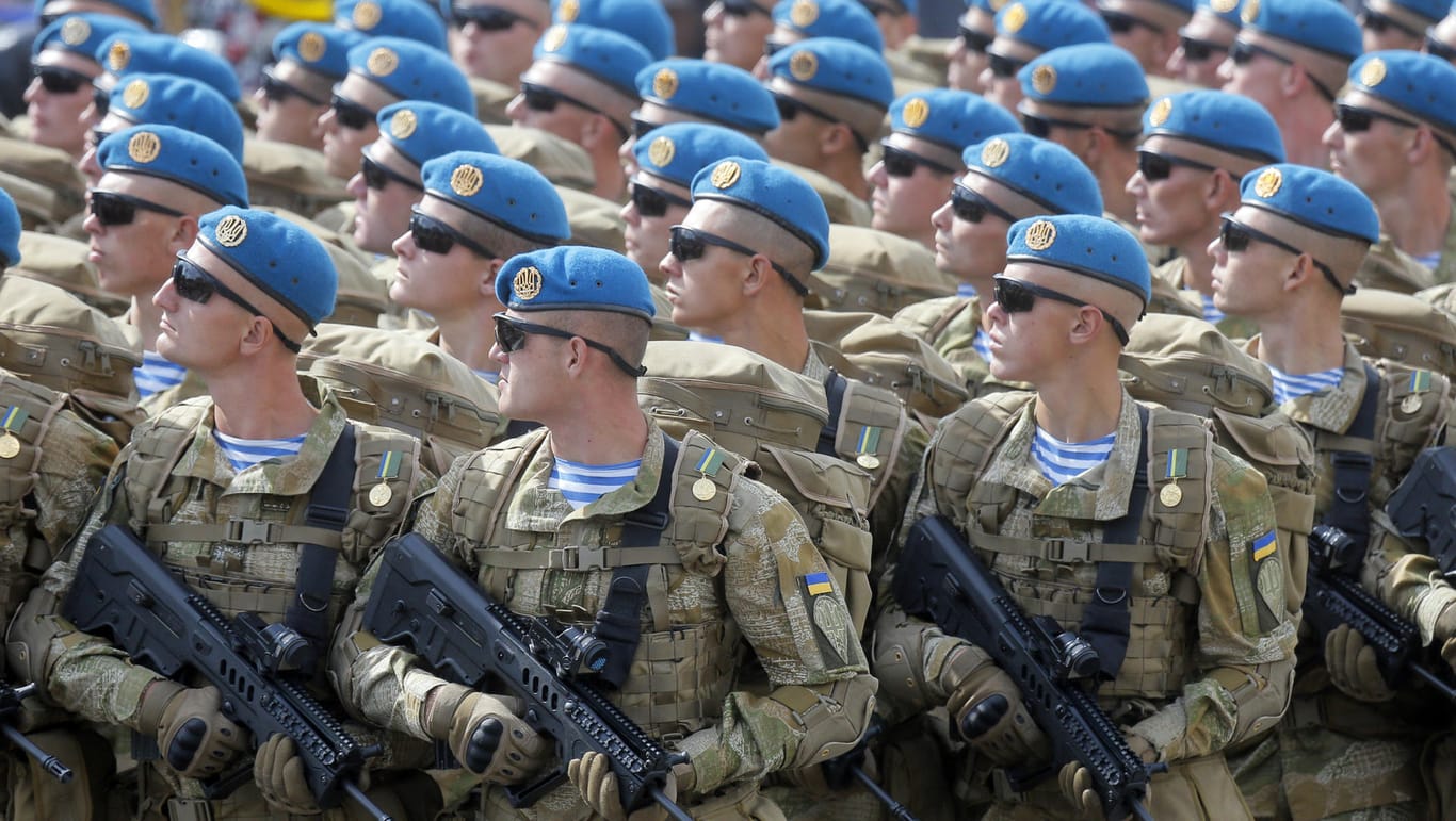 Ukrainische Soldaten marschieren am Unabhängigkeitstag in einer Militärparade.