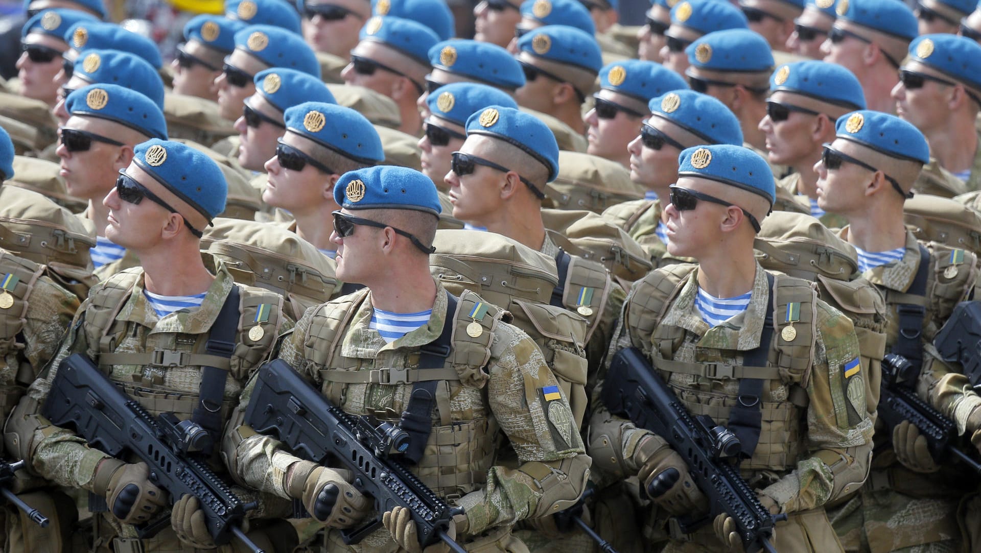 Ukrainische Soldaten marschieren am Unabhängigkeitstag in einer Militärparade. Ukrainische Soldaten marschieren am Unabhängigkeitstag in einer Militärparade.
