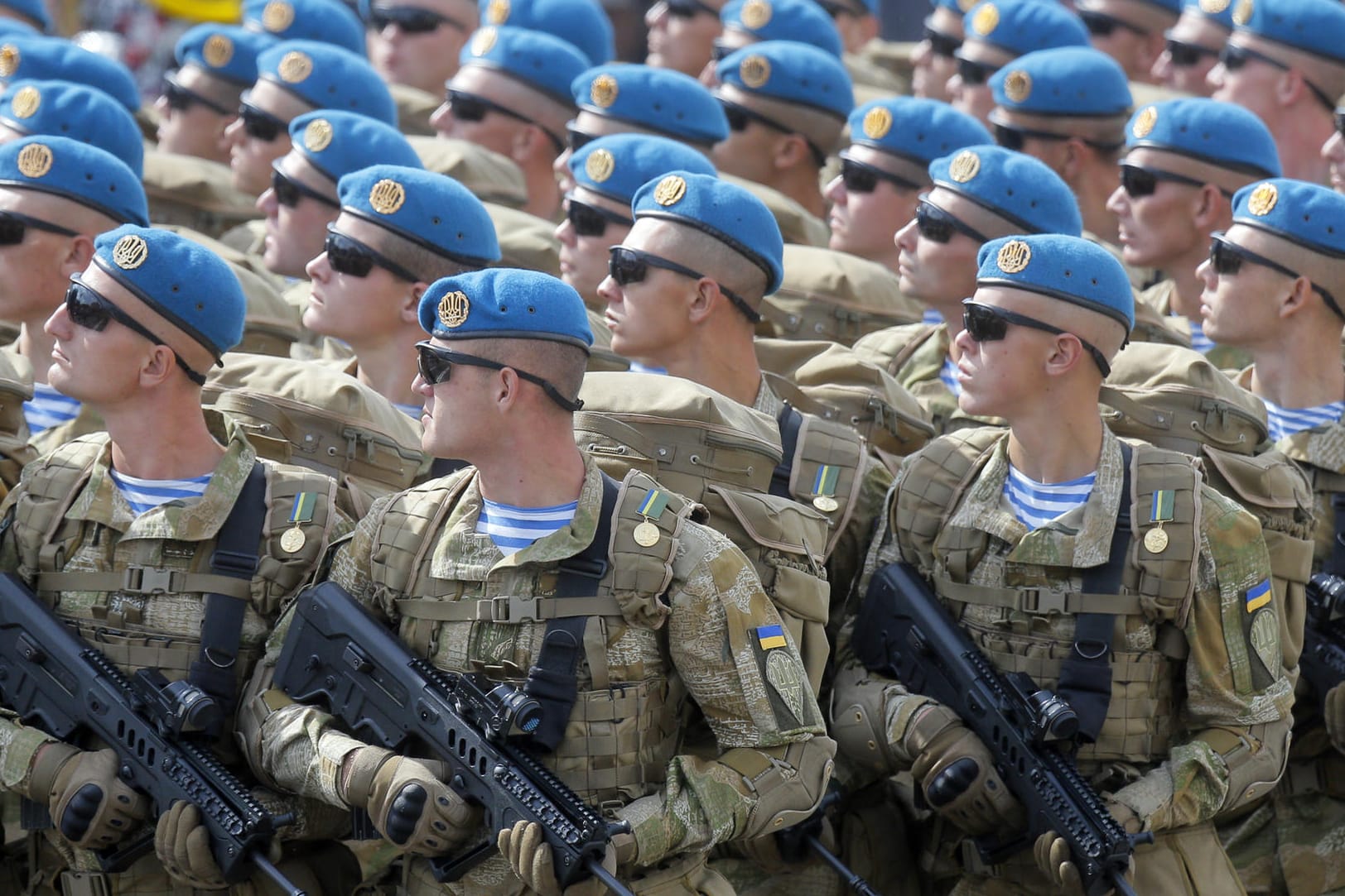 Ukrainische Soldaten marschieren am Unabhängigkeitstag in einer Militärparade.