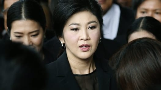 Yingluck Shinawatra hat sich wegen eines umstrittenen Gerichtsverfahrens ins Ausland abgesetzt. Yingluck Shinawatra hat sich wegen eines umstrittenen Gerichtsverfahrens ins Ausland abgesetzt.
