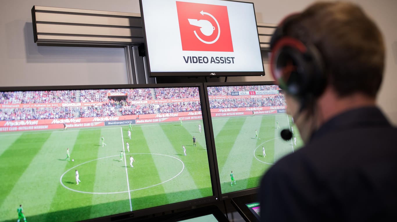 Der Videoassistent wird auch am zweiten Bundesligaspieltag zum Einsatz kommen.