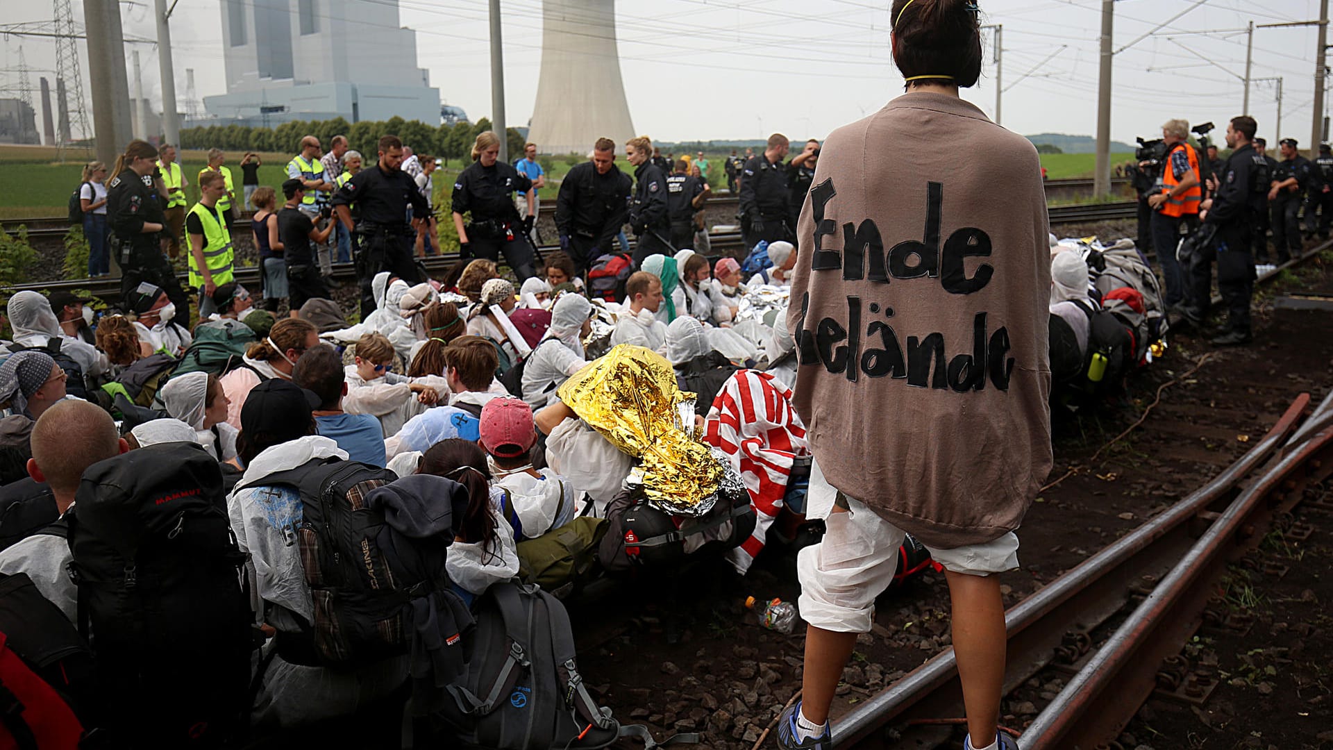 In Neurath bei Grevenbroich besetzten Aktivisten Bahngleise, um gegen Braunkohle-Abbau zu protestieren.