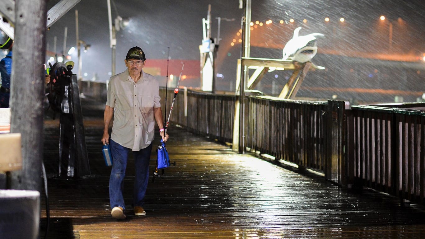 Ein Fischer verlässt bei starkem Regen einen Steg im Hafen von Port Isabel an der texanischen Golfküste.
